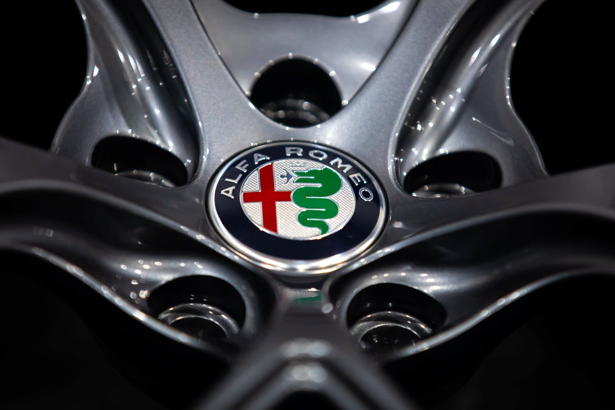 Aspira AV-5 gun metal 2nd close view of alfa romeo logo